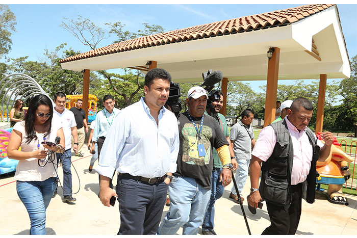 Casi por concluir instalación de nuevos juegos infantiles en parque Luis Alfonso Velázquez