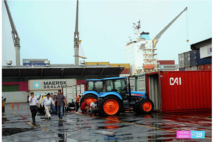 Llegan al país los primeros 42 tractores donados por Rusia para mejorar la producción agrícola