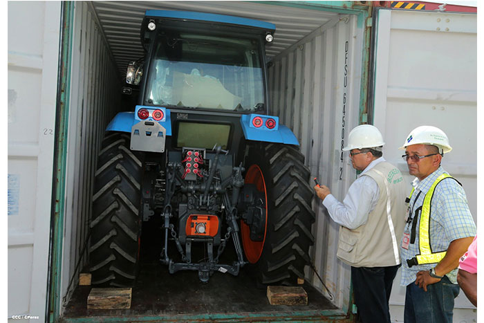 Llegan al país los primeros 42 tractores donados por Rusia para mejorar la producción agrícola
