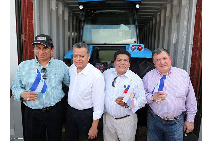 Llegan al país los primeros 42 tractores donados por Rusia para mejorar la producción agrícola