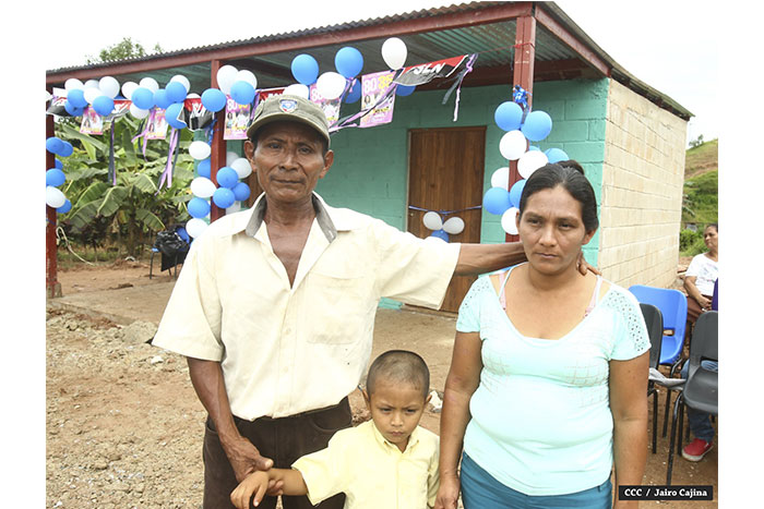 Familias de mineros reciben viviendas en Bonanza
