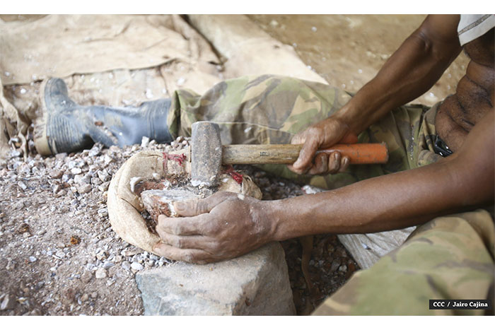 Familias de mineros reciben viviendas en Bonanza