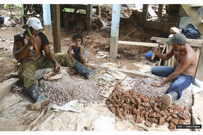 Familias de mineros reciben viviendas en Bonanza