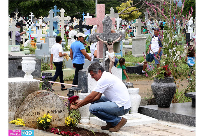 Familias se desbordan para honras a sus deudos en cementerios del país