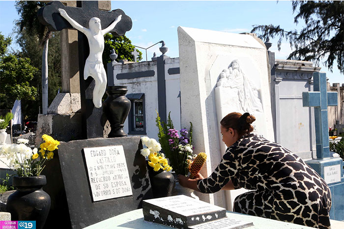 Familias se desbordan para honras a sus deudos en cementerios del país