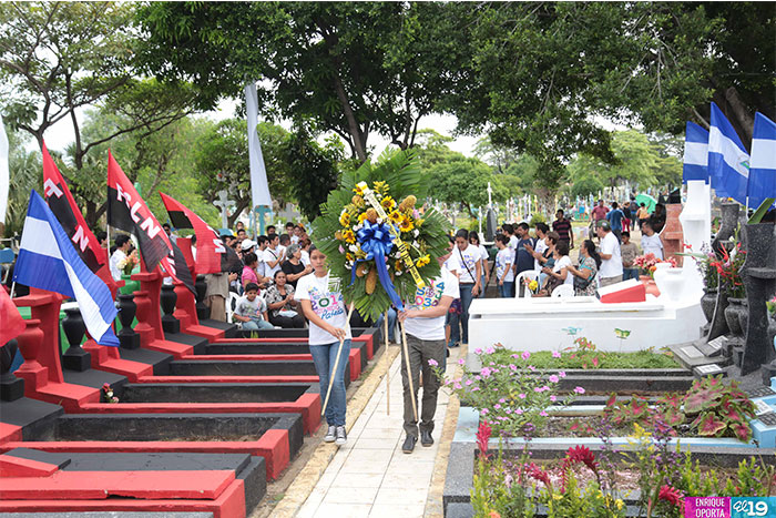 Familias se desbordan para honras a sus deudos en cementerios del país