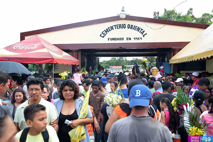 Familias se desbordan para honras a sus deudos en cementerios del país