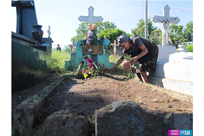 Familias se desbordan para honras a sus deudos en cementerios del país