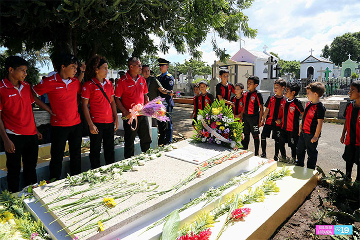 Familia y Policía Nacional rinden homenaje al Comandante Walter Ferreti