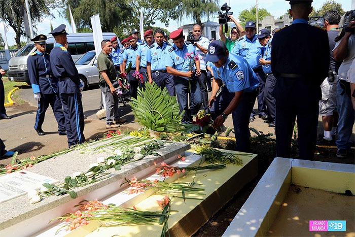 Familia y Policía Nacional rinden homenaje al Comandante Walter Ferreti