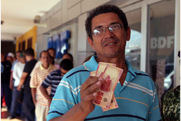 Trabajadores y comerciantes aplauden anuncio del Gobierno sobre aguinaldo adelantado