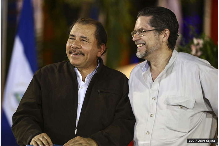 Daniel y Rosario rinden homenaje el Comandante Carlos Fonseca Amador