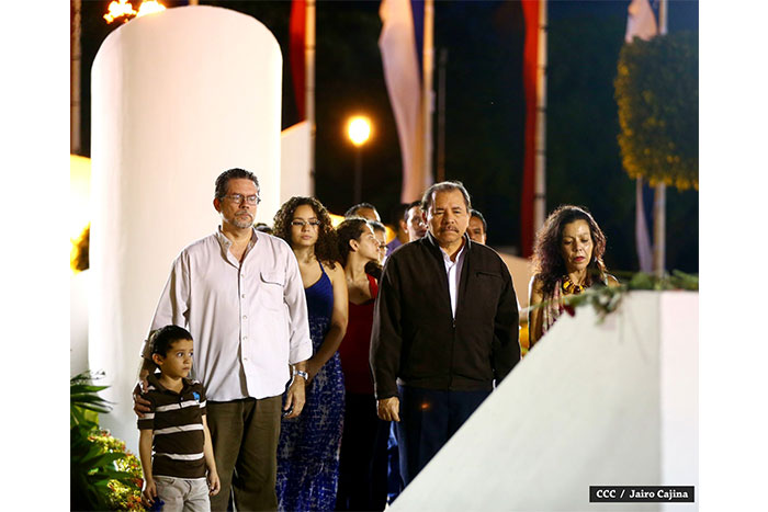 Daniel y Rosario rinden homenaje el Comandante Carlos Fonseca Amador