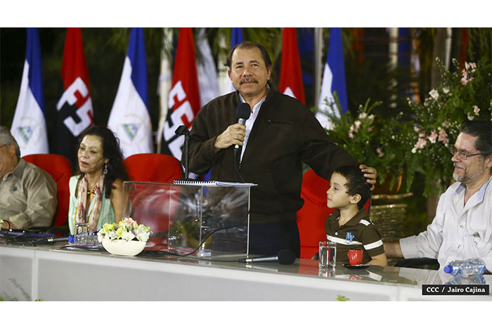 Daniel y Rosario rinden homenaje el Comandante Carlos Fonseca Amador