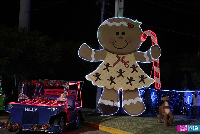 Casi listos adornos navideños que serán instalados en la capital