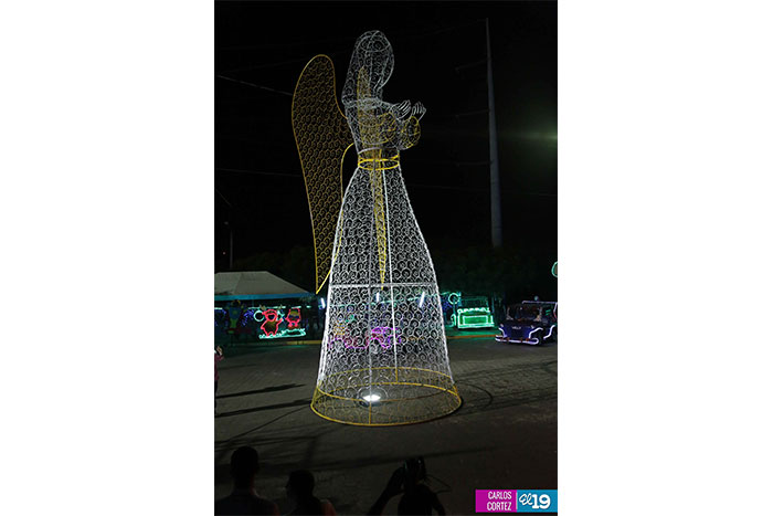 Casi listos adornos navideños que serán instalados en la capital