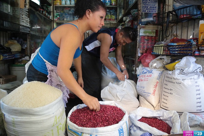 Comerciantes reportan baja en el precio de los frijoles rojos