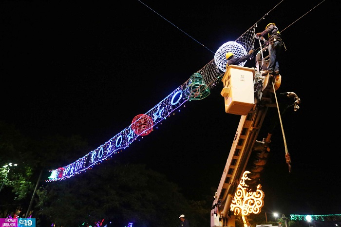 Gobierno instala iluminaciones navideñas y de celebración a la Virgen