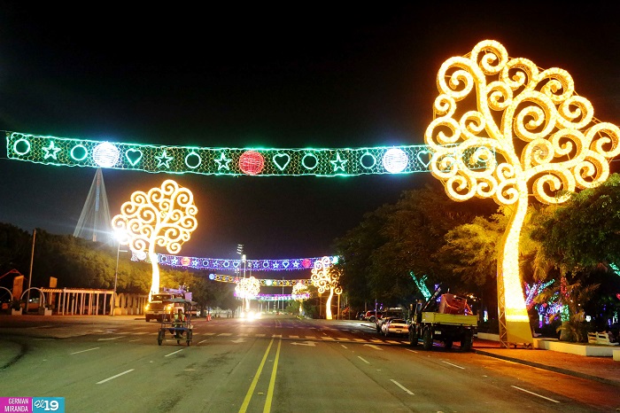 Gobierno instala iluminaciones navideñas y de celebración a la Virgen