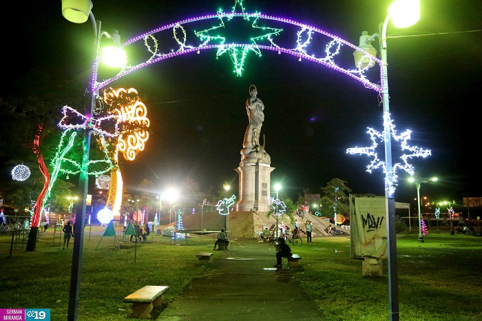 Gobierno instala iluminaciones navideñas y de celebración a la Virgen