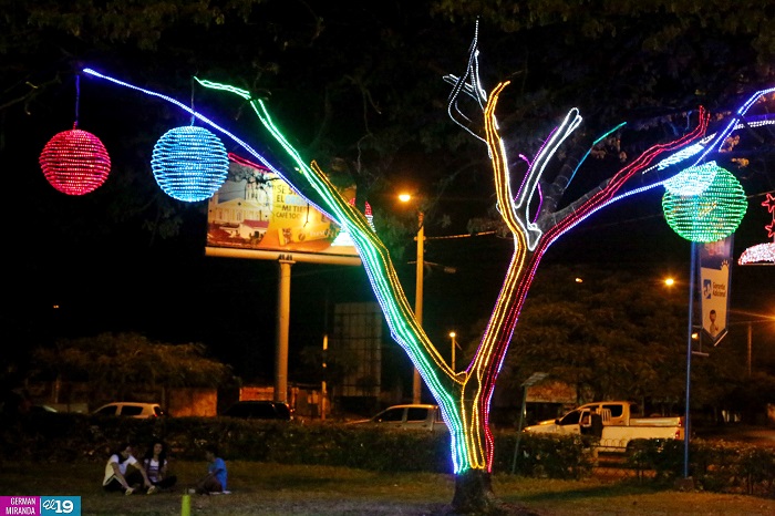 Gobierno instala iluminaciones navideñas y de celebración a la Virgen