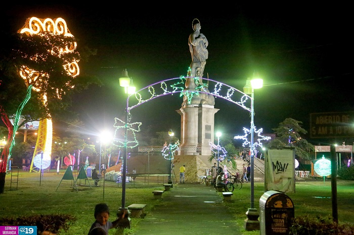 Gobierno instala iluminaciones navideñas y de celebración a la Virgen