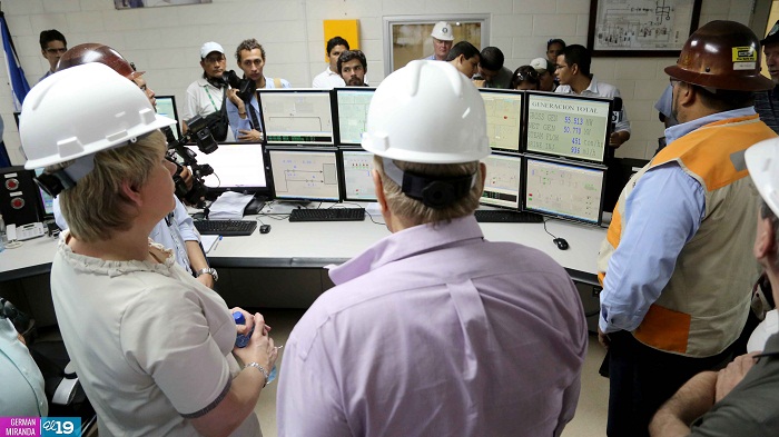 Ministra de Industria e Innovación de Islandia visita planta geotérmica Polaris Energy