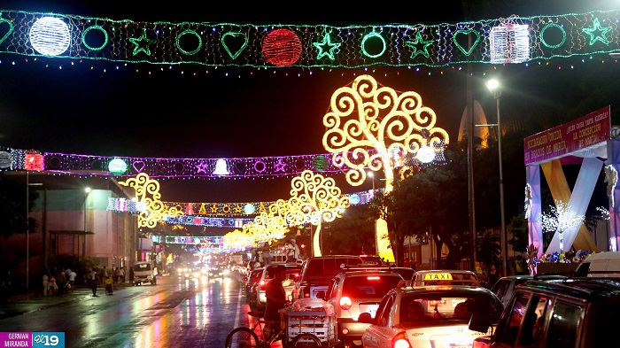 Familias disfrutan de belleza y tradición en Altares a la Santísima Virgen María