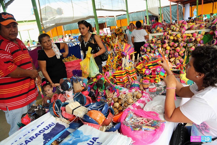 Parque de ferias muestra lo mejor de la artesanía típica para celebrar la Gritería