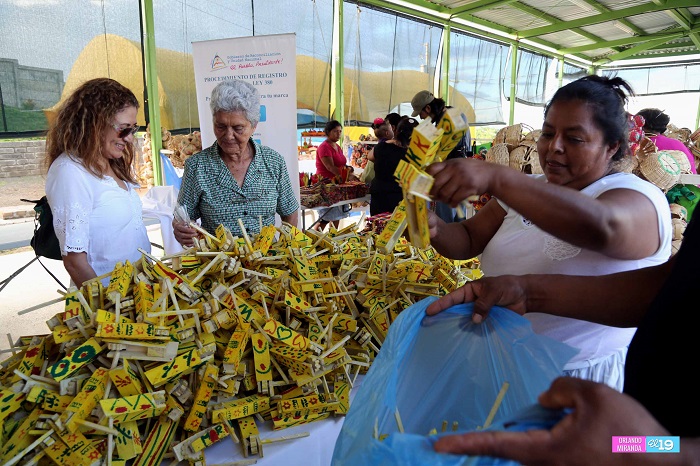 Parque de ferias muestra lo mejor de la artesanía típica para celebrar la Gritería