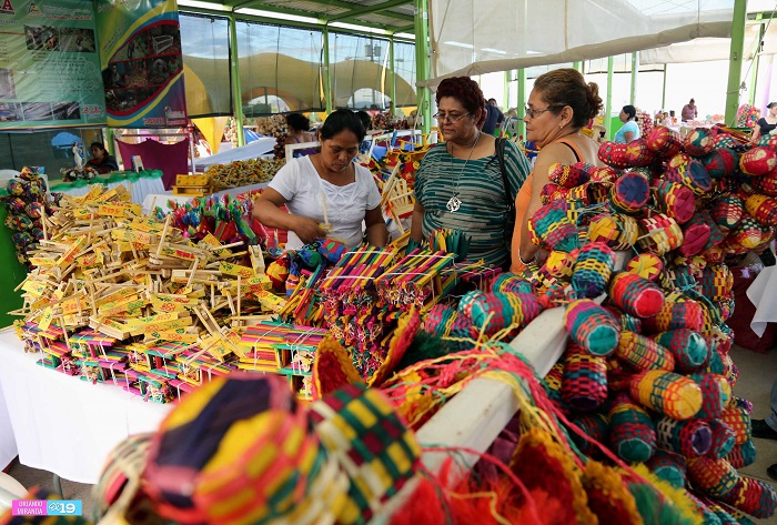 Parque de ferias muestra lo mejor de la artesanía típica para celebrar la Gritería