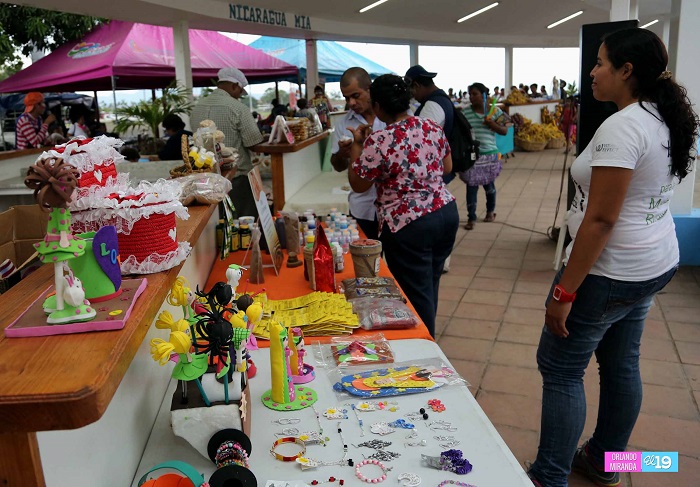 Ambiente mariano inunda Tiangues de Avenida Bolívar