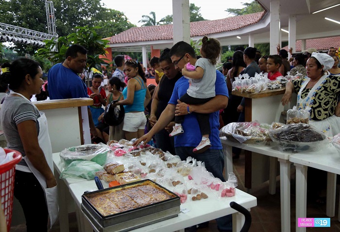 Ambiente mariano inunda Tiangues de Avenida Bolívar