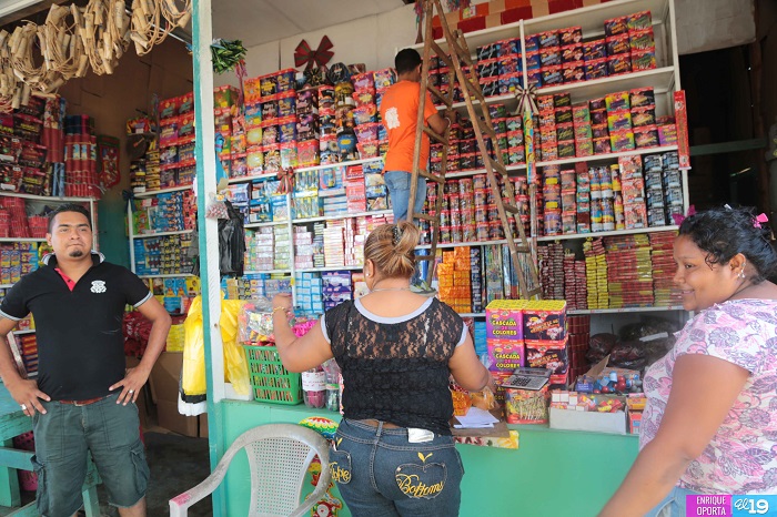 Vendedores de pólvora preparados para el inicio de la gritería