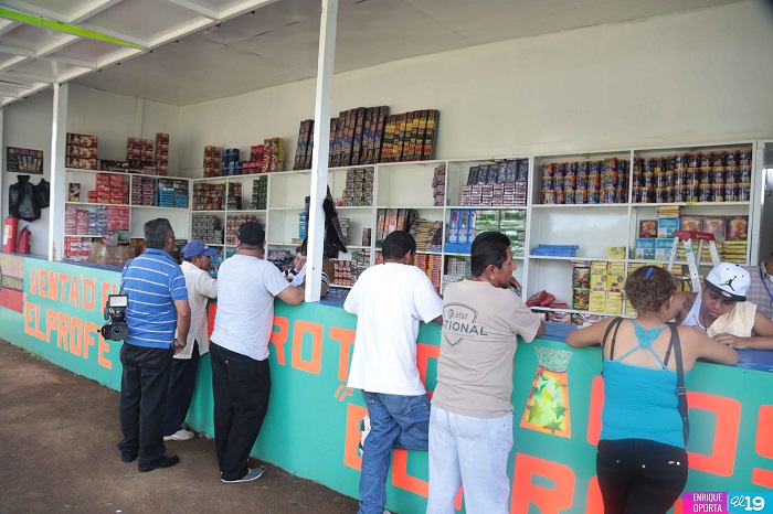 Vendedores de pólvora preparados para el inicio de la gritería