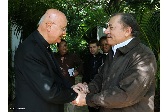 Daniel y Rosario se reúnen con Presidente del Pontificio Consejo para las Comunicaciones Sociales