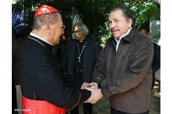 Daniel y Rosario se reúnen con Presidente del Pontificio Consejo para las Comunicaciones Sociales