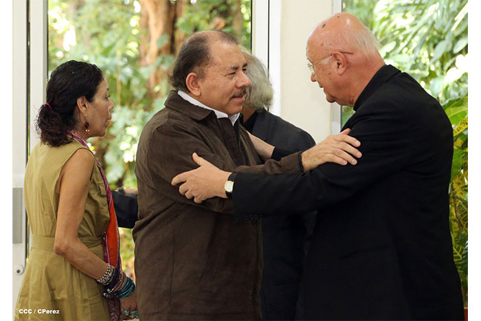 Daniel y Rosario se reúnen con Presidente del Pontificio Consejo para las Comunicaciones Sociales