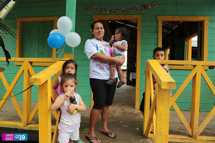 Gobierno Sandinista expresa su amor a familias de Rosita con la entrega de Viviendas Dignas