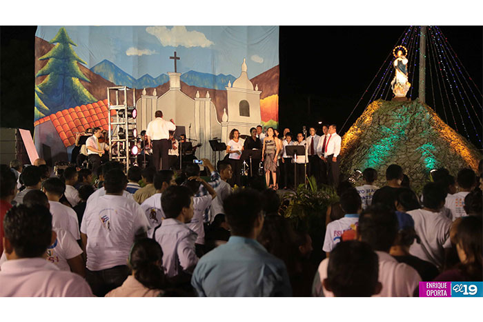Artistas nicaragüenses honran a la Virgen María en Avenida de Bolívar a Chávez
