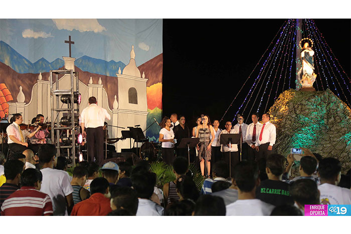 Artistas nicaragüenses honran a la Virgen María en Avenida de Bolívar a Chávez