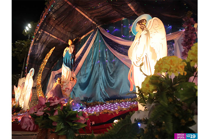 Altares avivan la devoción a María en la Avenida de Bolívar a Chávez