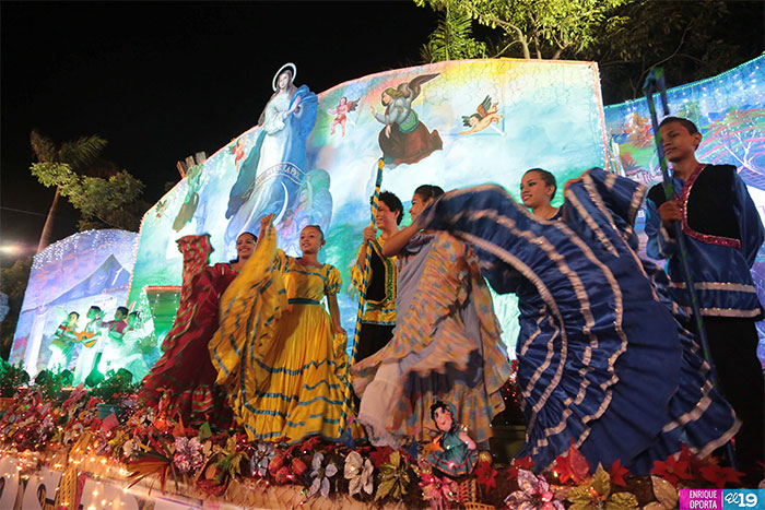 Altares avivan la devoción a María en la Avenida de Bolívar a Chávez