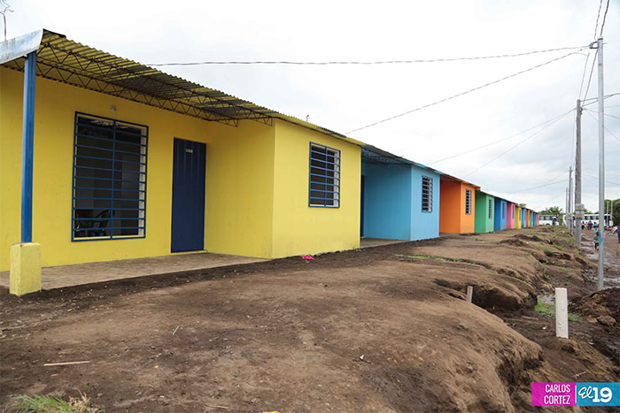 Entregan viviendas nuevas a familias afectadas por terremotos