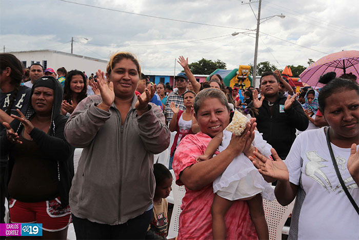 Entregan viviendas nuevas a familias afectadas por terremotos