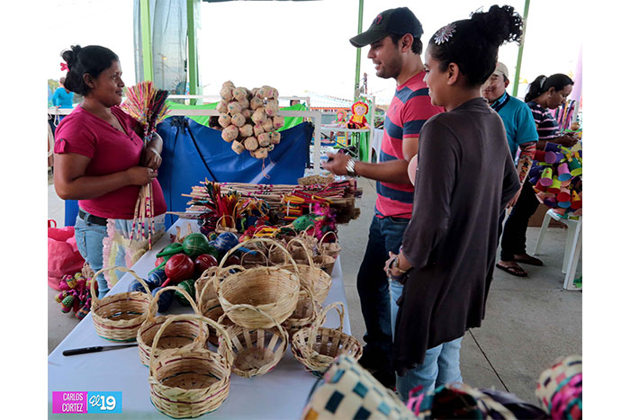 Nicaragüenses adquieren productos de la Purísima en Feria de la Economía Familiar