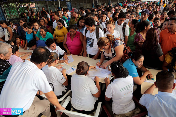 Gobierno entrega Bono Solidario de Promoción a bachilleres de Managua