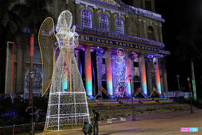 Espectacular juego de luces en Plaza de la Revolución y Plaza La Fe