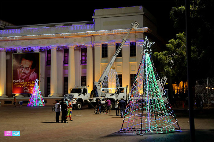 Espectacular juego de luces en Plaza de la Revolución y Plaza La Fe