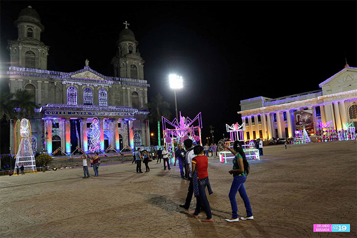 Espectacular juego de luces en Plaza de la Revolución y Plaza La Fe